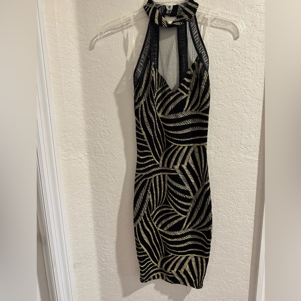V-neck sleeveless dress